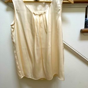 Talbots shell in candlelight. Sized 6p. Soft and satiny!